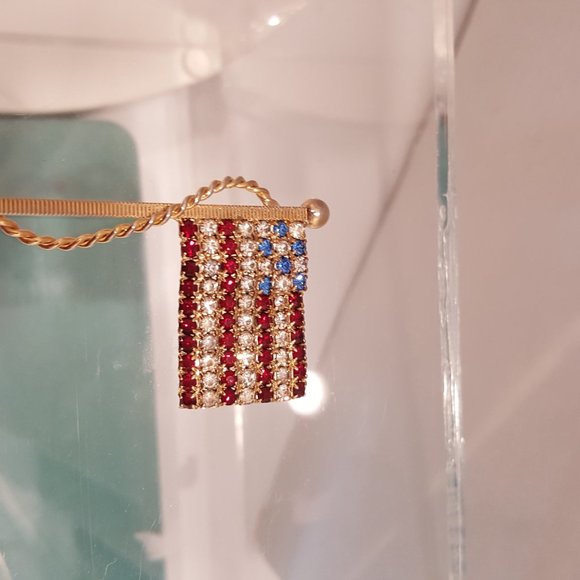 4 USA Flag Pins - Picture 3 of 5